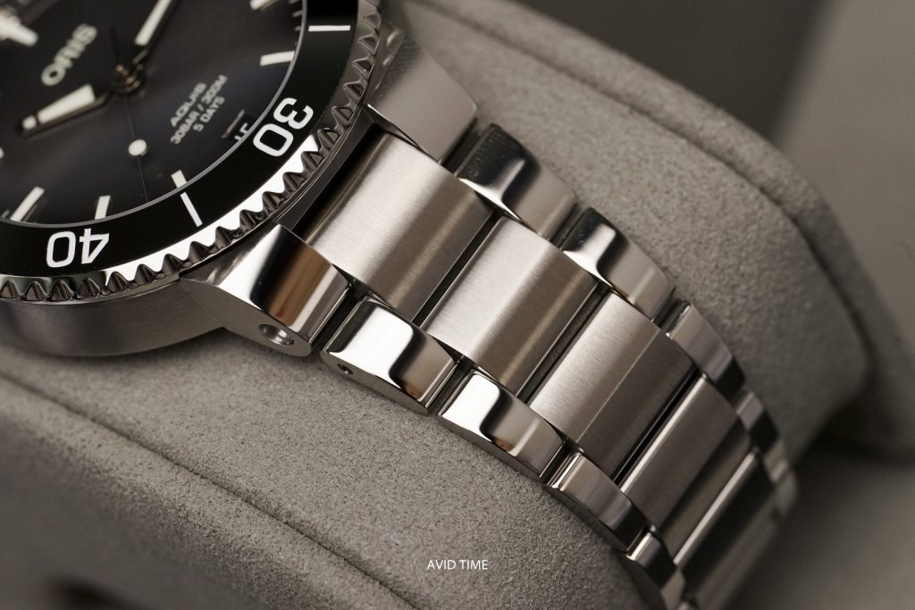 oris aquis date calibre 400 black